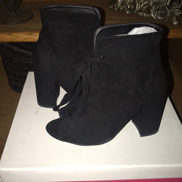 JustFab Shoes - Booties, great condition, make a offer 🦋